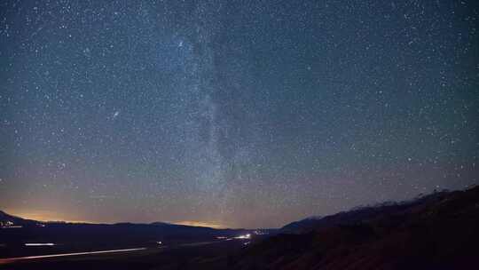 星空与来来往往的车流