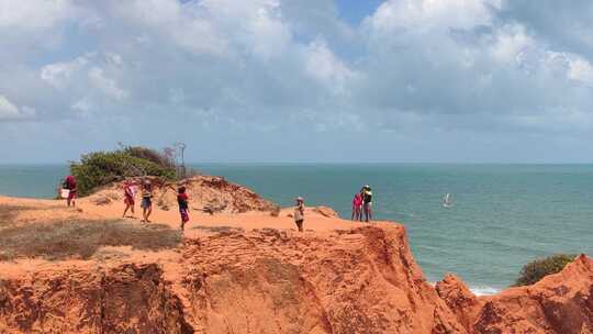 游客在海岸悬崖上摆姿势和拍照