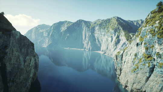 山脉中湖泊全景图