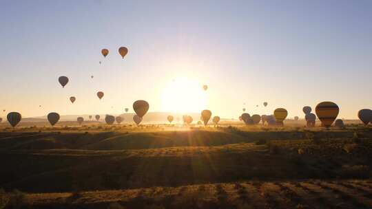 日落飞行热气球群
