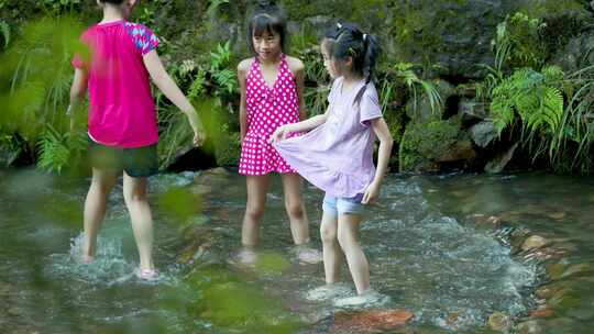 夏季避暑 小女孩玩水湿身特写