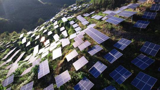 航拍山上光伏太阳能电池板