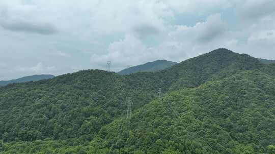 山上电网铁塔电线航拍乡村农村深山电力输送