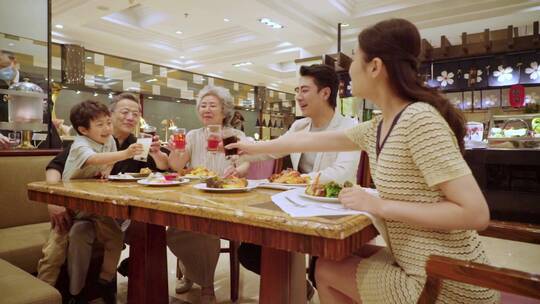 幸福家庭在餐厅聚餐视频素材模板下载