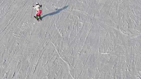 俯视视角拍摄的单人滑雪运动