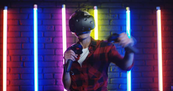  女人戴着VR眼镜体验虚拟技术   