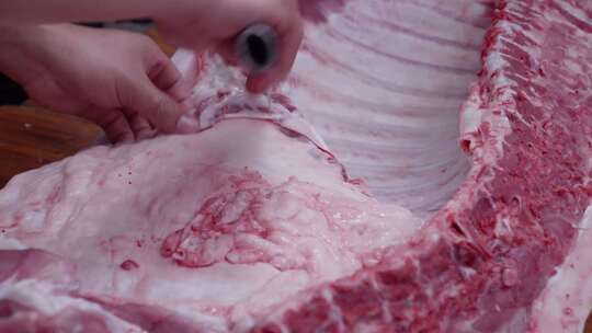 切猪肉 处理新鲜猪肉