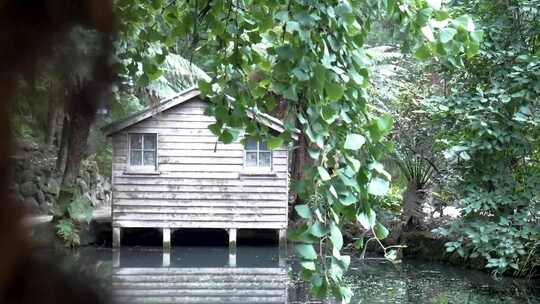 建在湖边的木屋