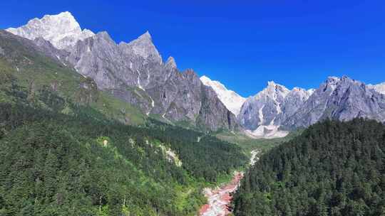 航拍贡嘎山区南门关沟爱德嘉峰雪山群峰风光