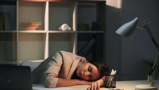 夜读工作疲劳睡眠女人