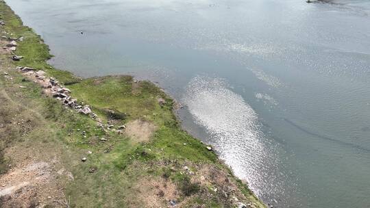 波光粼粼水面清澈河水阳光溪流水面河面湖面