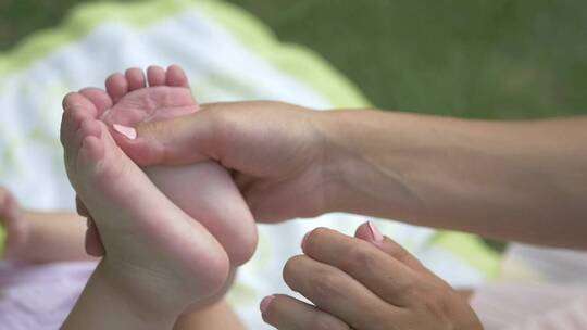 母亲按摩婴儿的脚视频素材模板下载