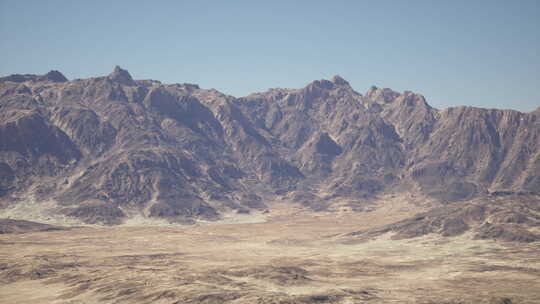 沙漠中的山脉景色