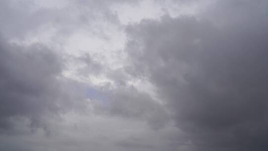 天空阴天下雨天乌云天空云雾流动雨后快下雨