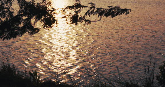 日落湖面反光波光粼粼