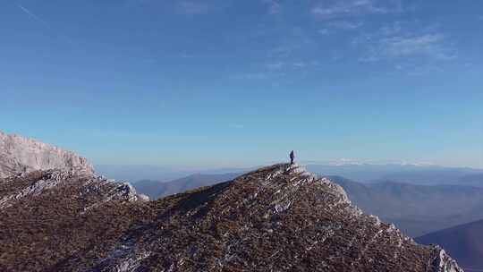 4K- 航拍山顶的背包客、登山徒步旅行