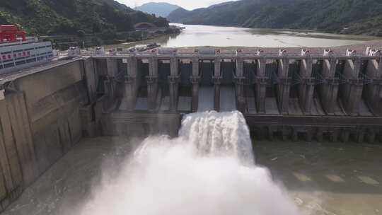 航拍水电站水库泄洪水力发电大坝开闸放水