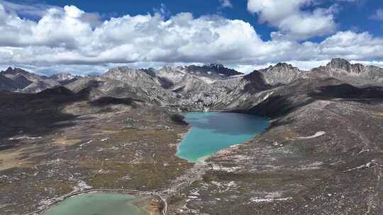 航拍晴朗天气下的四川甘孜姊妹湖风景