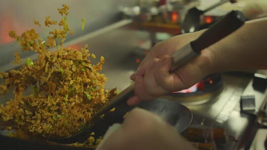 慢镜头升格拍摄城市美食炒花饭烹饪过程