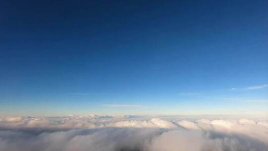 高空俯瞰云海蓝天壮丽景观