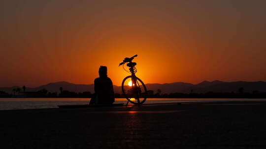 日落时分骑着自行车剪影