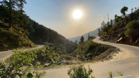 印度喜马偕尔邦山区蜿蜒道路的时间流逝