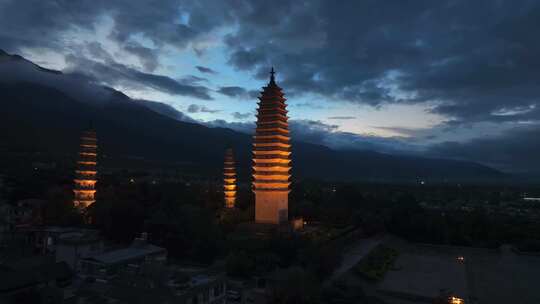 云南大理古城三塔寺夜景灯光航拍视频素材模板下载