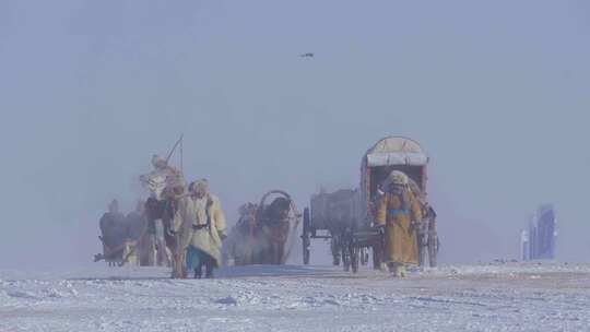 第二十届冰雪那达慕开幕式上驼队入场画面