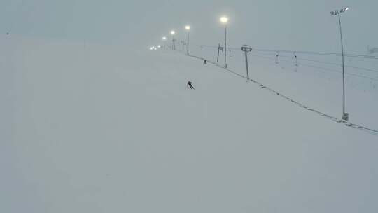 从滑雪坡上滑雪的人