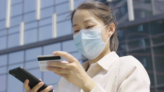 亚洲人中国女性戴口罩户外办公打电话玩手机