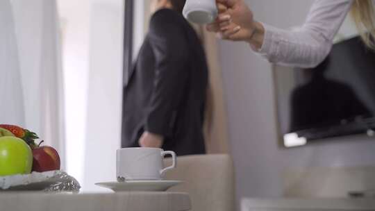 商人拉开窗帘，深呼吸。