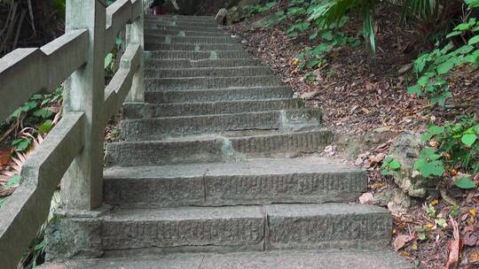 上山下山陡峭石头台阶上升进步阶梯
