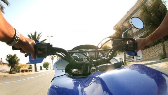 骑手骑摩托车在街道上行驶第一视角拍摄