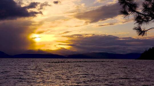 日落时分的塔霍湖