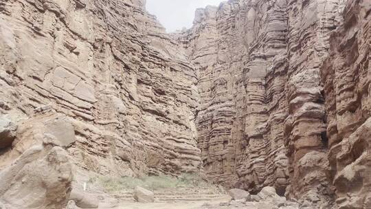 新疆阿克苏温宿大峡谷丹霞地貌拍摄视频
