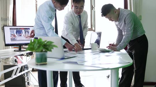 金融公司投资团队开会策划讨论股市行情