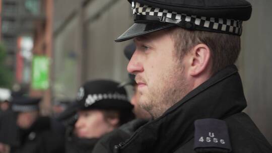 伦敦警察监控抗议人群视频素材模板下载
