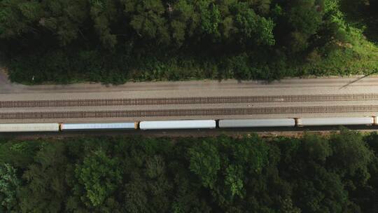 航拍树木中间的铁路和火车