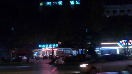 GH100056夜晚普通城市车左空镜