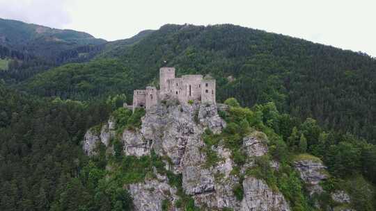 斯洛伐克斯特里克诺村城堡的鸟瞰图