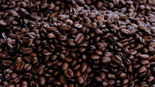 洒落烘焙的咖啡豆