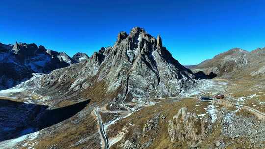 高山湖泊间蜿蜒道路的自然风光