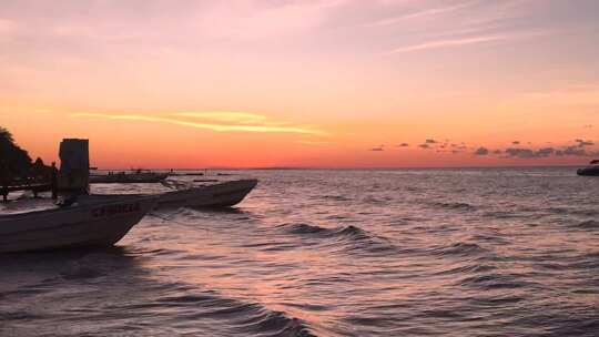 靠近海滩上日落近海岸