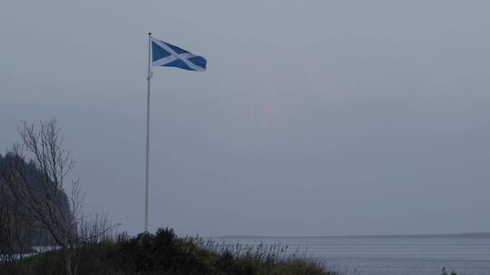 海边飘扬的苏格兰国旗