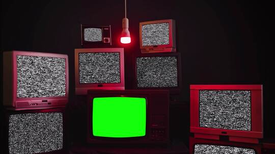 打开绿屏的堆叠复古电视