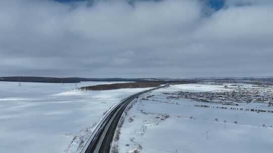 大兴安岭初春雪后的高速公路