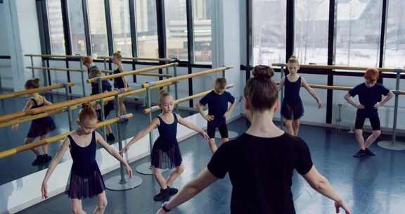 孩子们跳芭蕾舞
