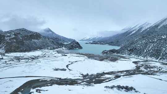 西藏昌都然乌湖和雪山雪地森林湖泊雪景航拍