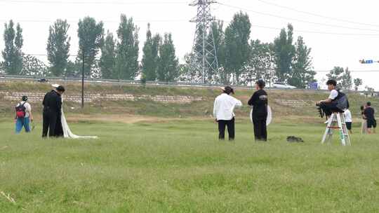 婚纱照 草地拍照 婚纱照出外景视频素材模板下载