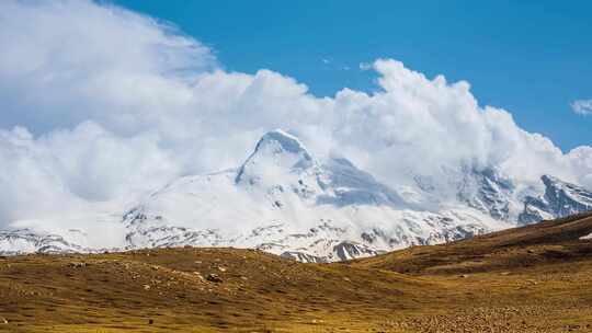西藏阿里冲巴雍措雪山